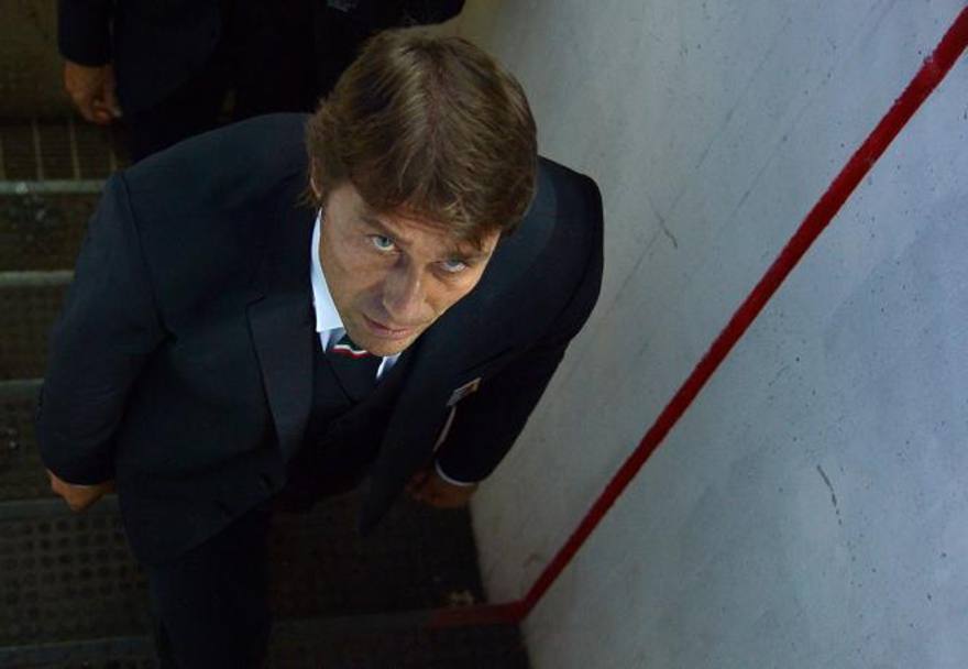 Antonio Conte, 45 anni, esce dal tunnel del San Nicola di Bari prima di Italia-Olanda: è il suo debutto da c.t. della Nazionale. Afp